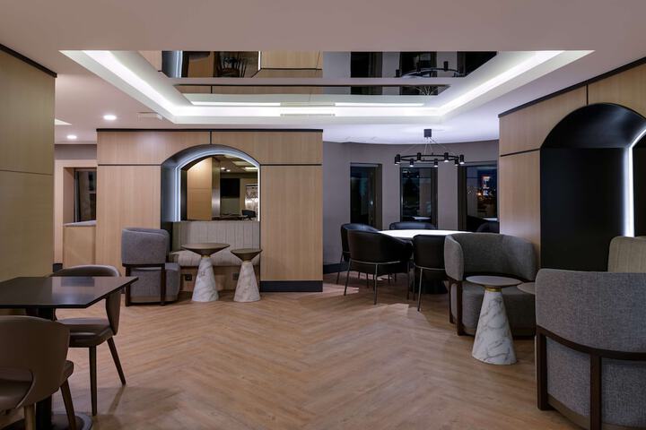 Lounge 102 of 127
