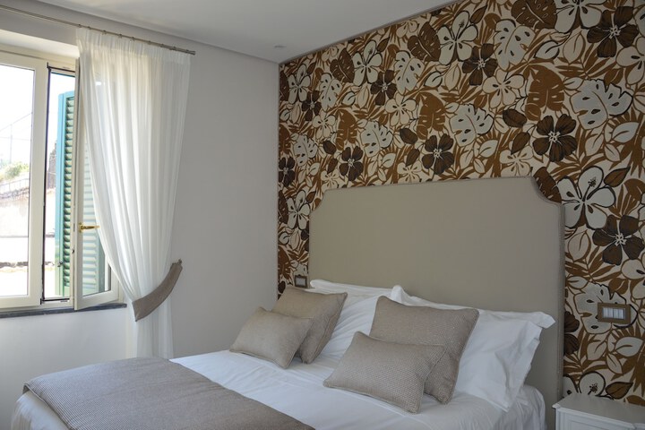 Room 6 of 93