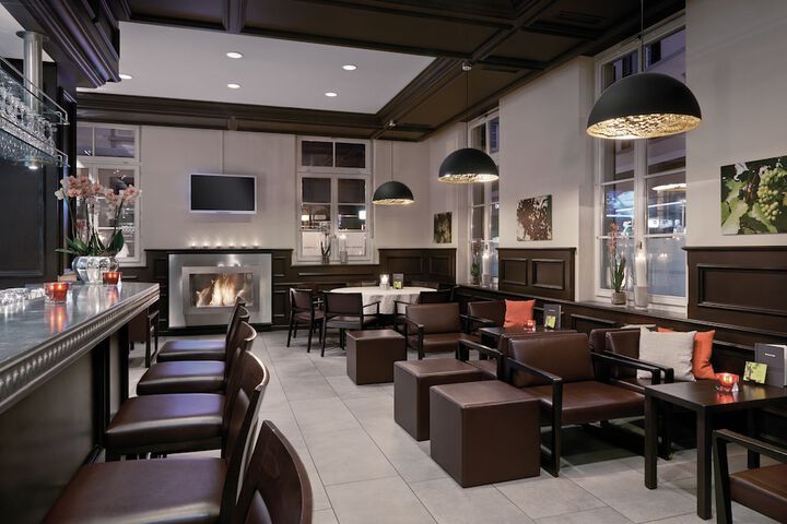 Lounge 77 of 94