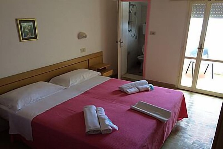 Room 3 of 16