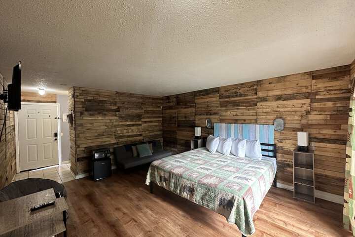 1 King Bed Balcony (7 of 8)