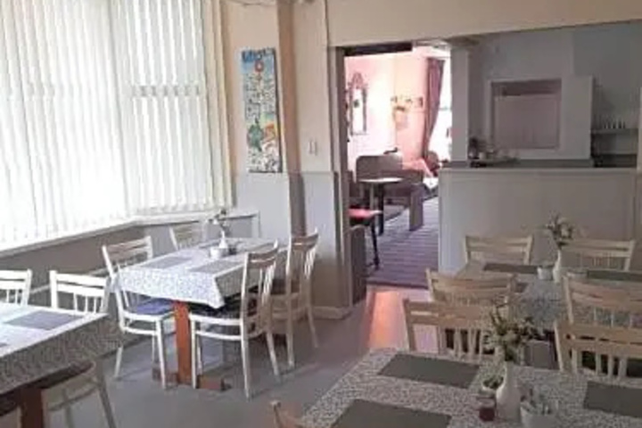 Dining 3 of 7