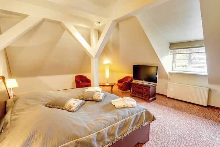 Room 5 of 80
