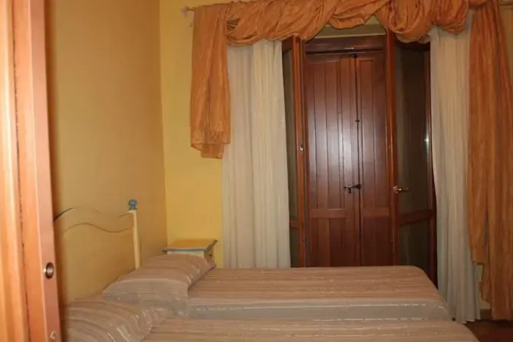Room 4 of 8