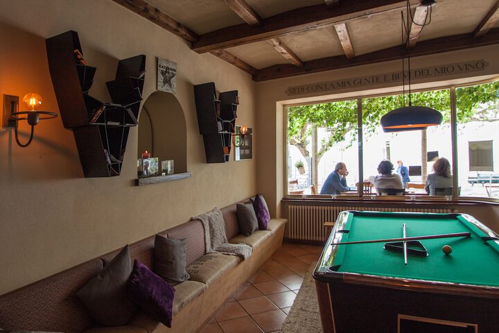 Lounge 104 of 129