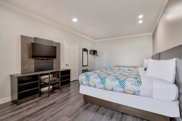 1 Queen Bed Refrigerator (5 of 26)