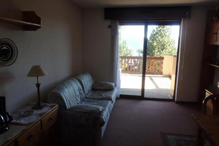 Room 6 of 12