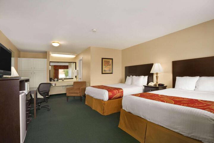 2 Queen Beds (2 of 3)