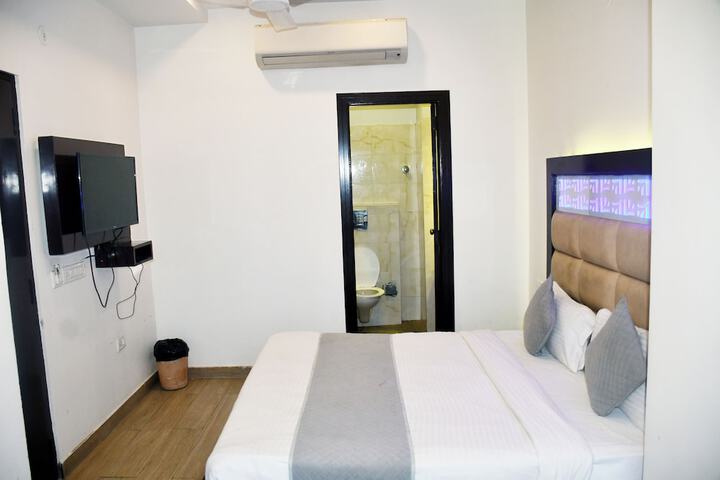 Room 5 of 15