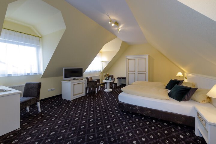 Room 10 of 28