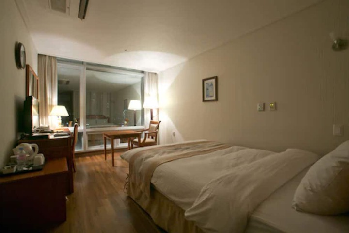 Room 13 of 29