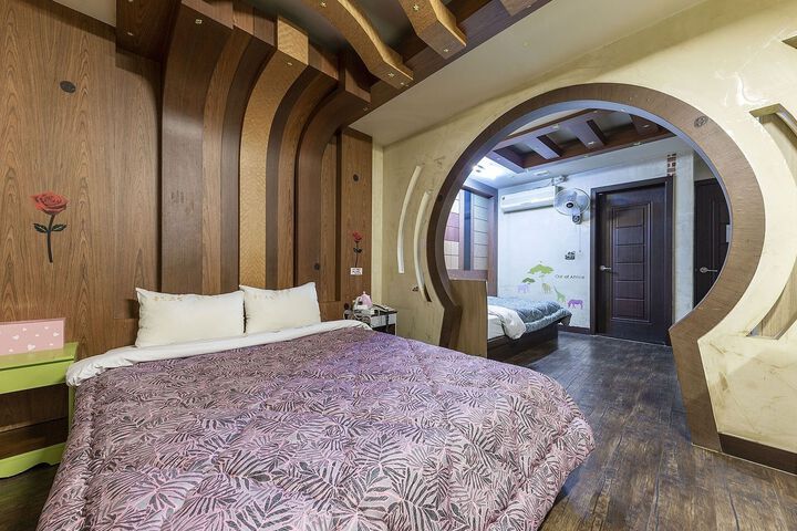 Room 5 of 27