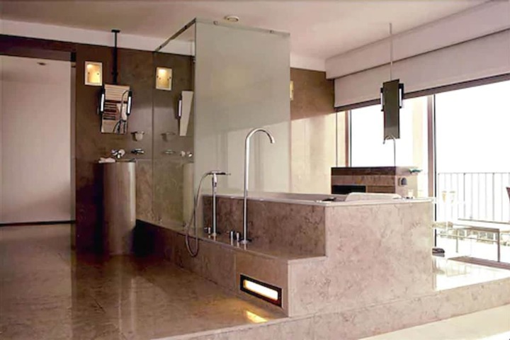 Deep soaking bathtub