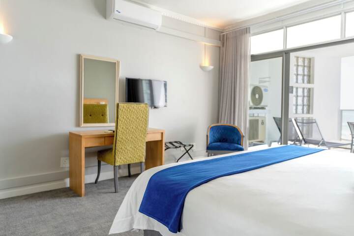 Room 33 of 370