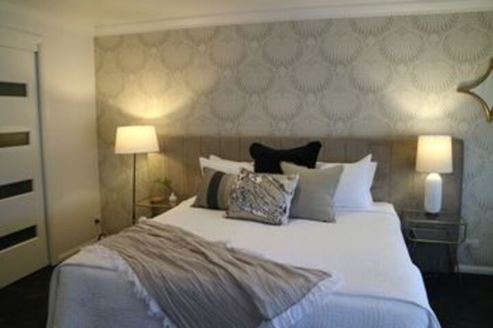 Room 6 of 16