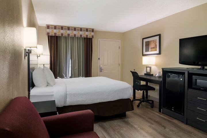 1 Queen Bed High Speed Internet Accessible Microwave and Refrigerator LCD Television Chair with Ottoman Full Breakfast (3 of 15)