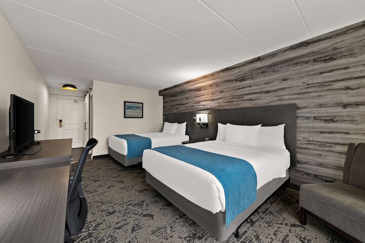 2 Queen Beds Balcony Microwave and Refrigerator Walk in Shower (20 of 24)