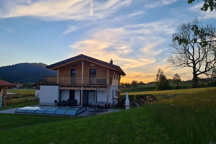 Chalet Gamsknogel mit Privatem Pool und Whirlpool in Inzell