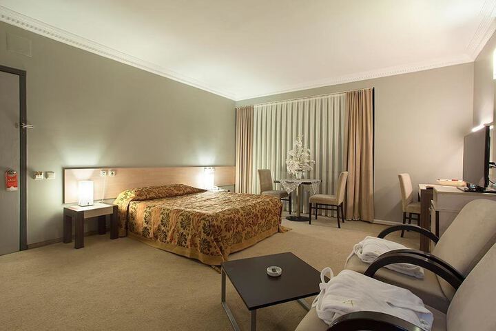 Room 6 of 33