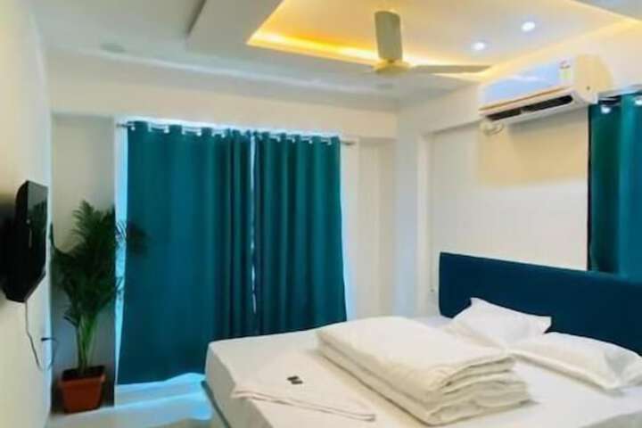 Room 4 of 13