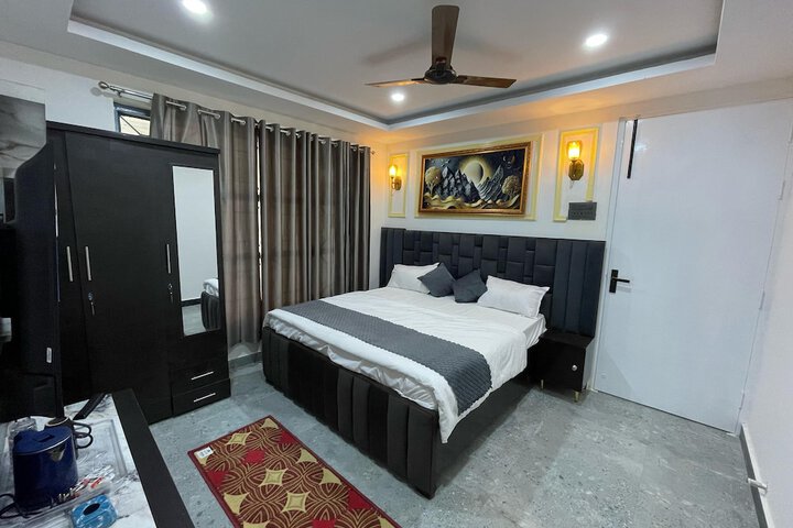 Room 5 of 8