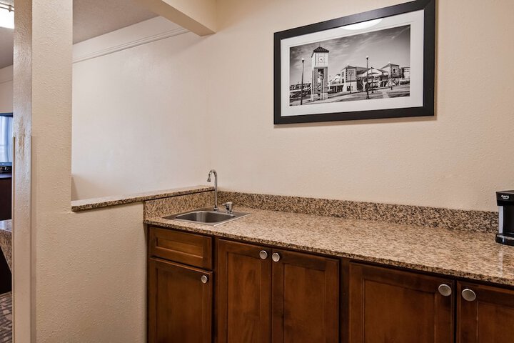 1 Queen Bed Mobility Accessible Communication Assistance Bathtub Full Breakfast (1 of 13)