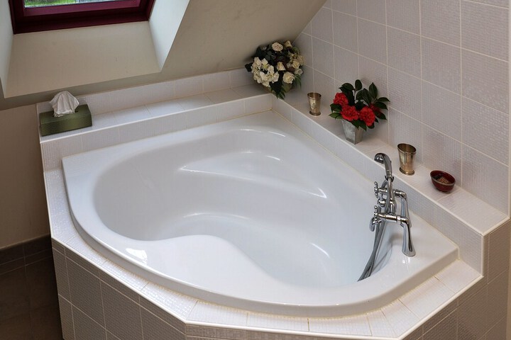 Deep soaking bathtub