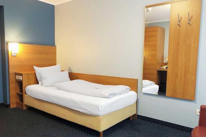 Room 8 of 171
