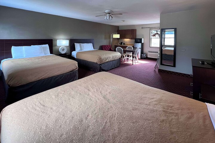 1 Queen Bed 2 Double Beds Suite (1 of 29)