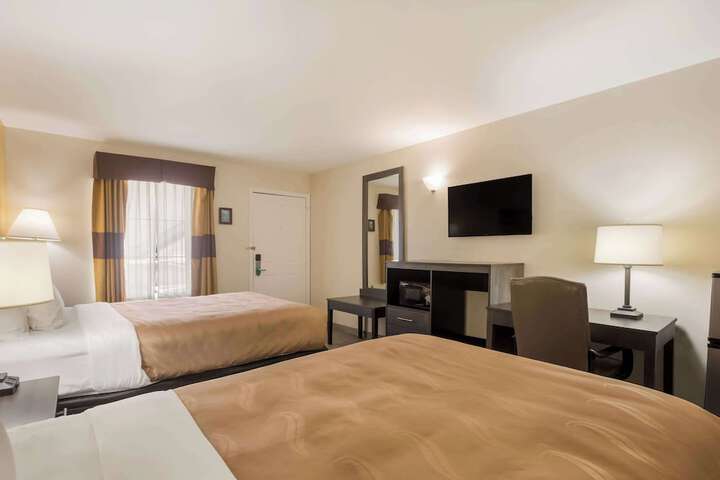 2 Double Beds (13 of 18)