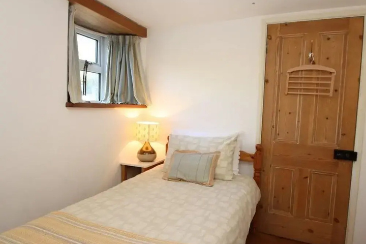 Room 5 of 14