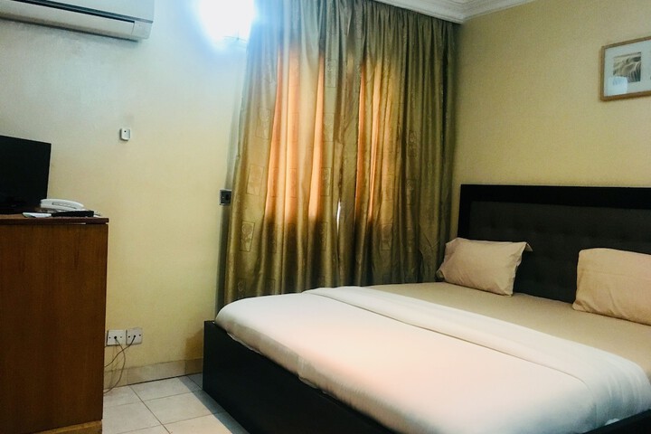 Room 8 of 34