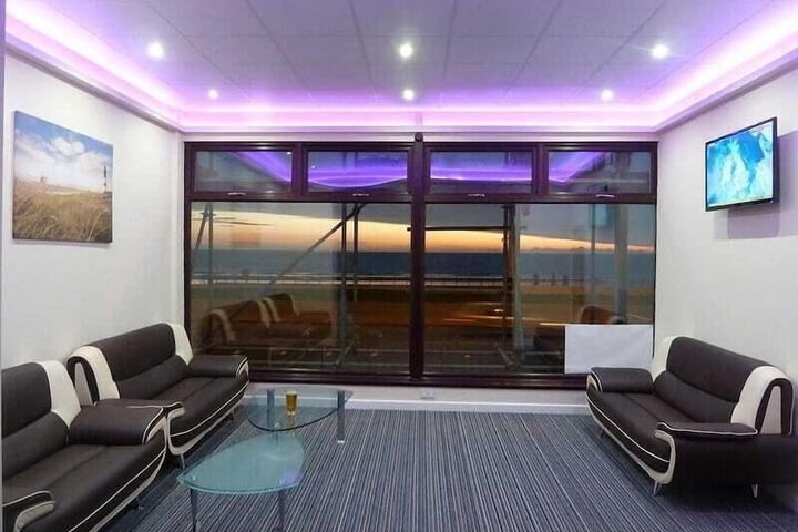 Lounge 49 of 51