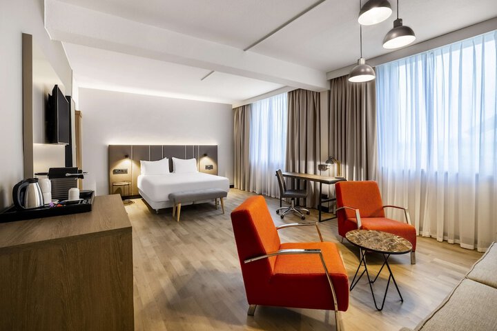 Room 4 of 48