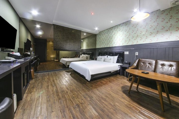 Room 17 of 48