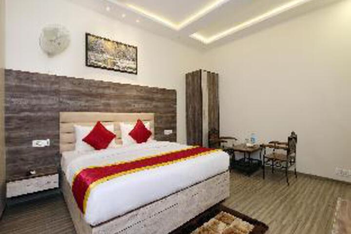OYO 9159 Hotel Royal Woods