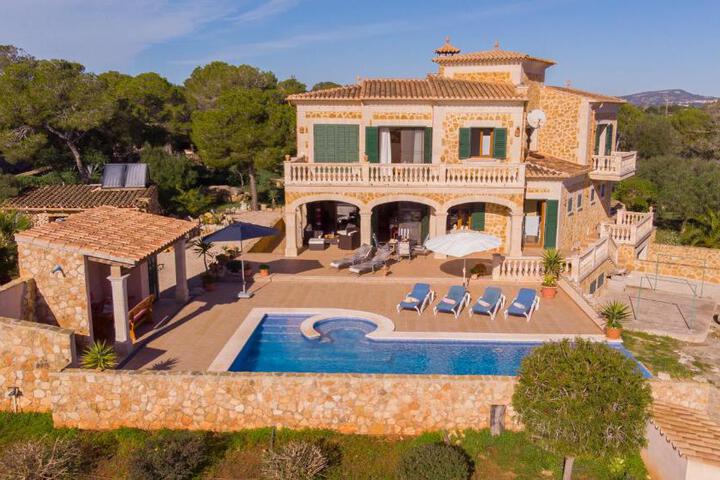 Exterior of Buena Vida by dracmallorca
