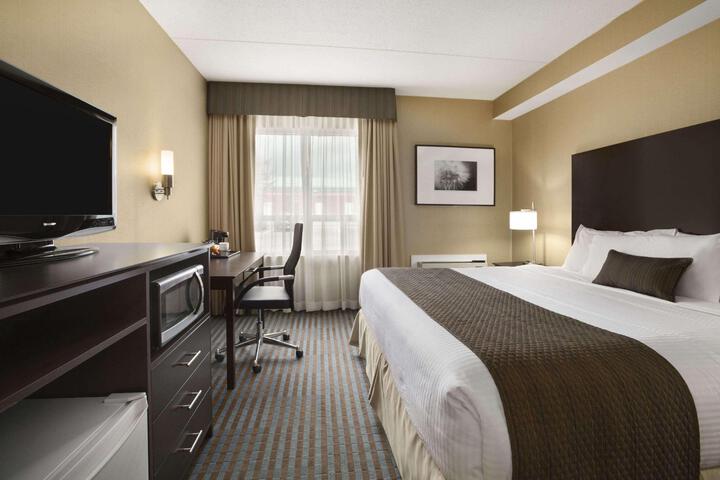 1 King Bed (2 of 6)