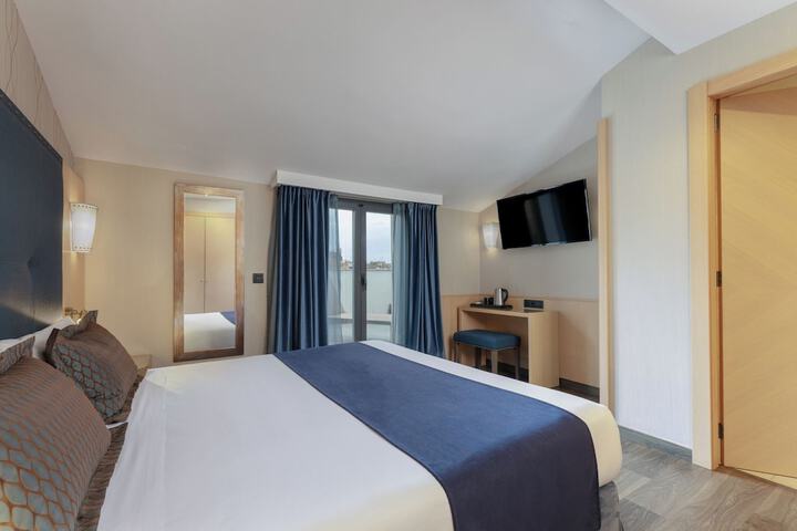 Room 28 of 114