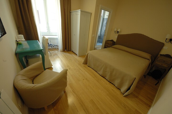 Room 4 of 32