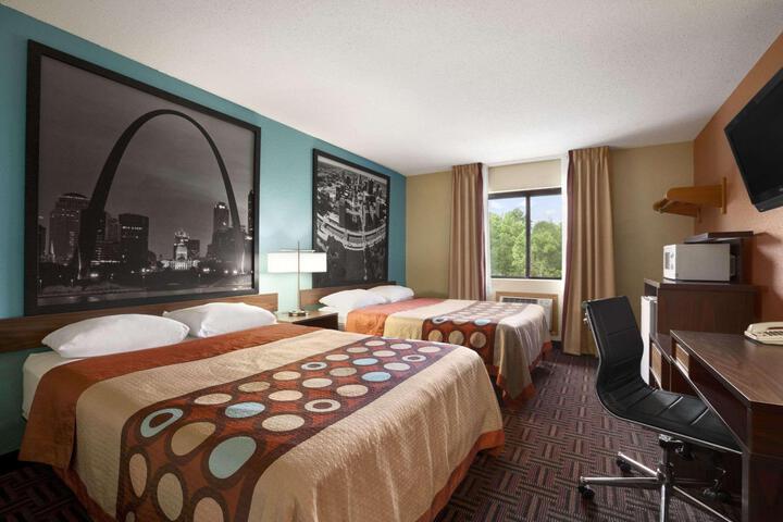 1 Queen Bed Accessible Room (1 of 13)