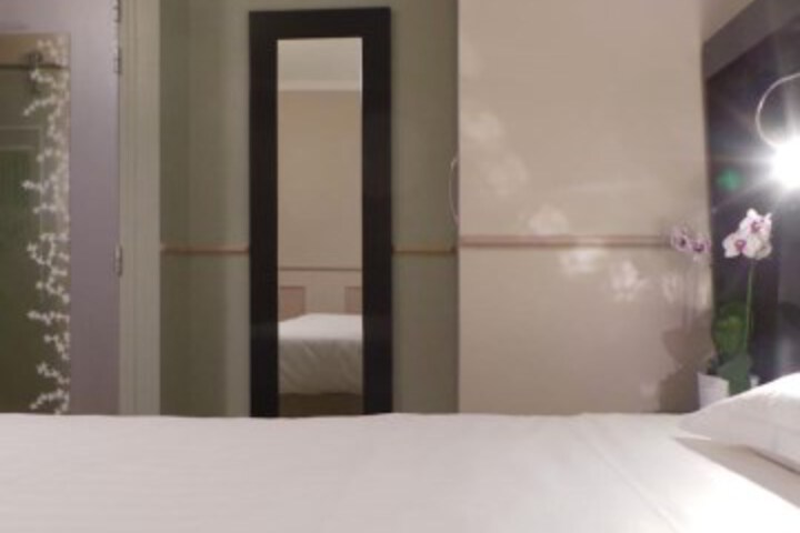 Room 32 of 60