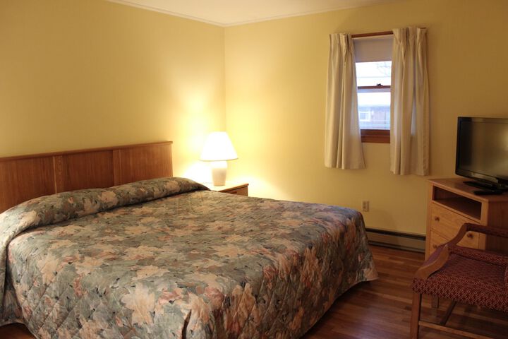 Pine Country Economy King Bed Pet Friendly (18 of 31)