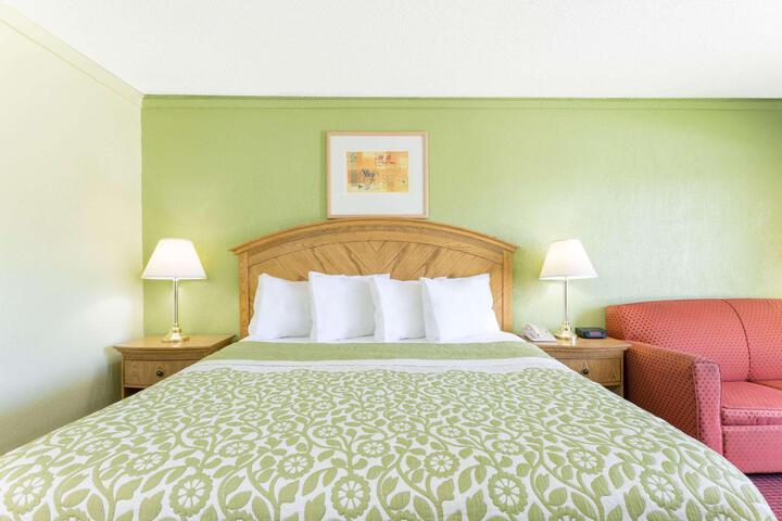 1 King Bed (4 of 31)