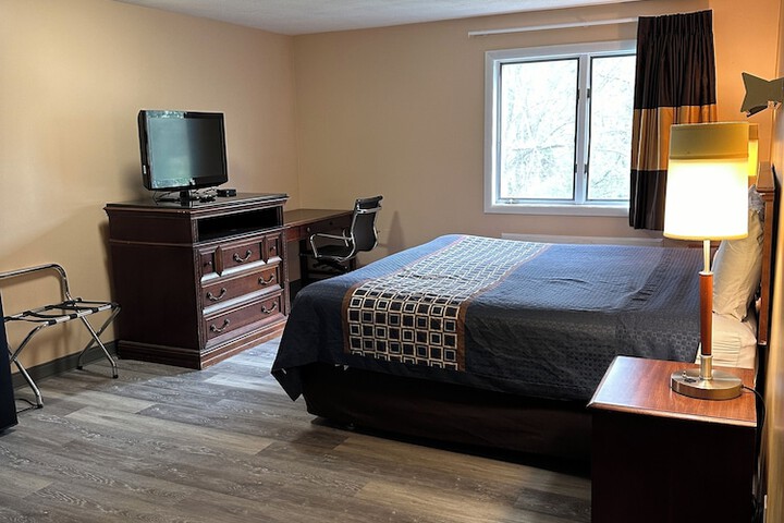 Basic Room 1 King Bed Ground Floor (3 of 6)