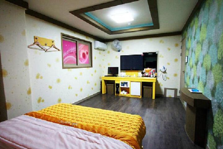 Room 2 of 6