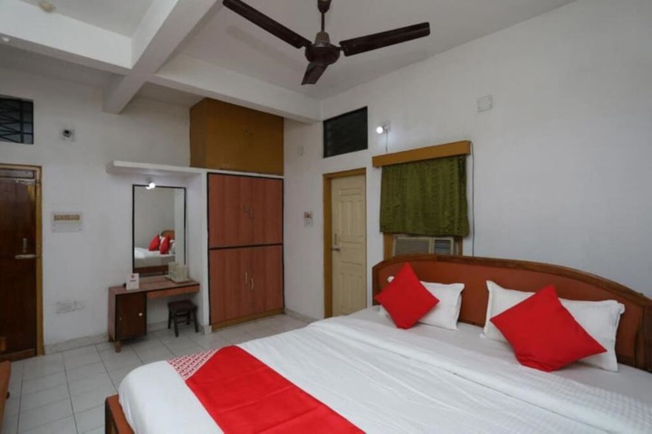 Room 4 of 8
