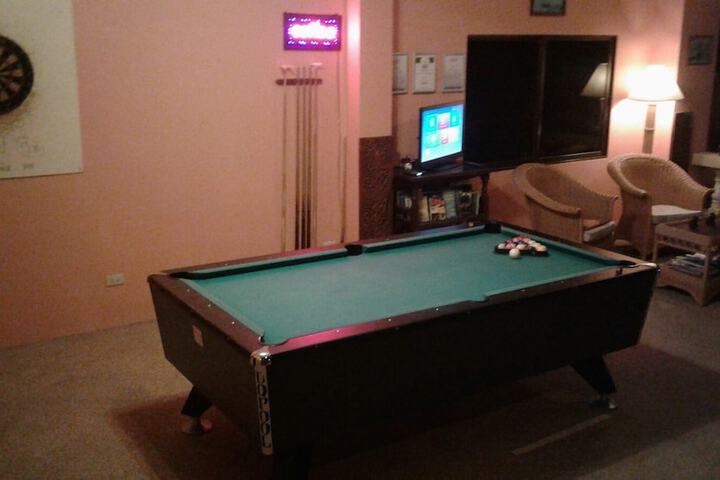 Lounge 32 of 93