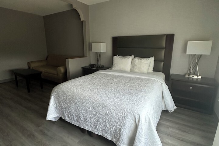 Room 7 of 12
