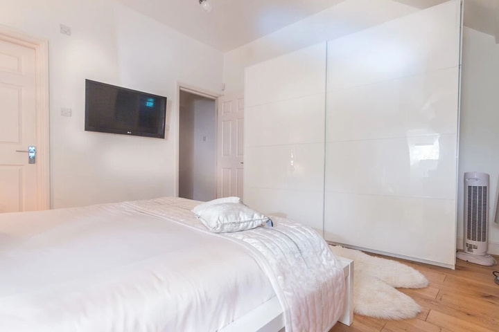 Room 5 of 10